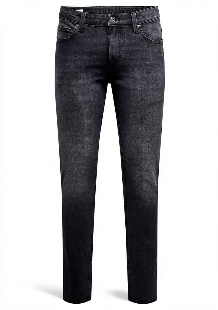 Jean ONLY SONS noir délavé porté en situation décontractée