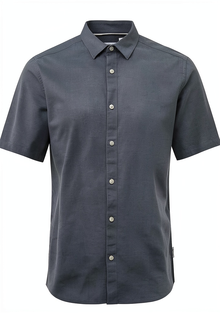 'Chemise homme en coton et lin de couleur Tempête portée en extérieur'