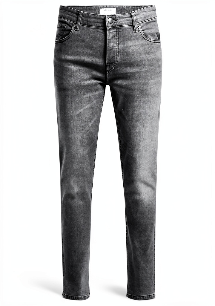 'Jean slim ONLY SONS porté dans un cadre urbain'