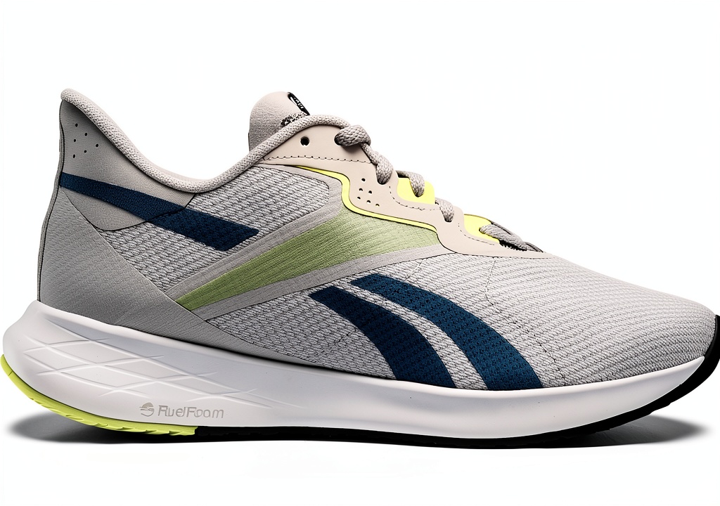 Chaussures Reebok LRF95 en action sur un trottoir urbain
